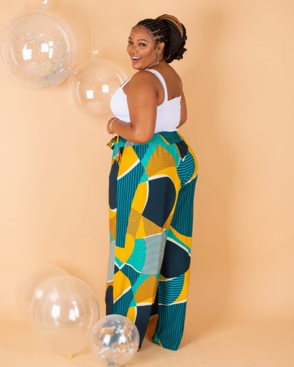 Calça Plus Size Pantalona em Viscolinho Estampada - Image 2