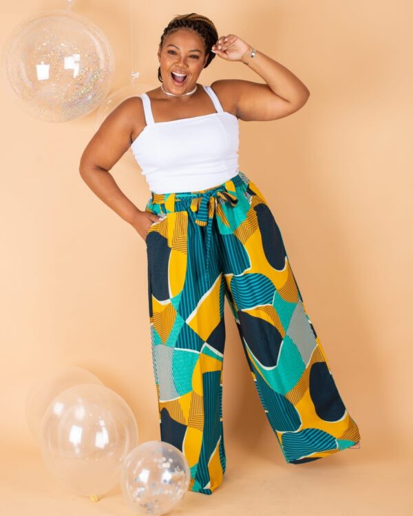 Calça Plus Size Pantalona em Viscolinho Estampada